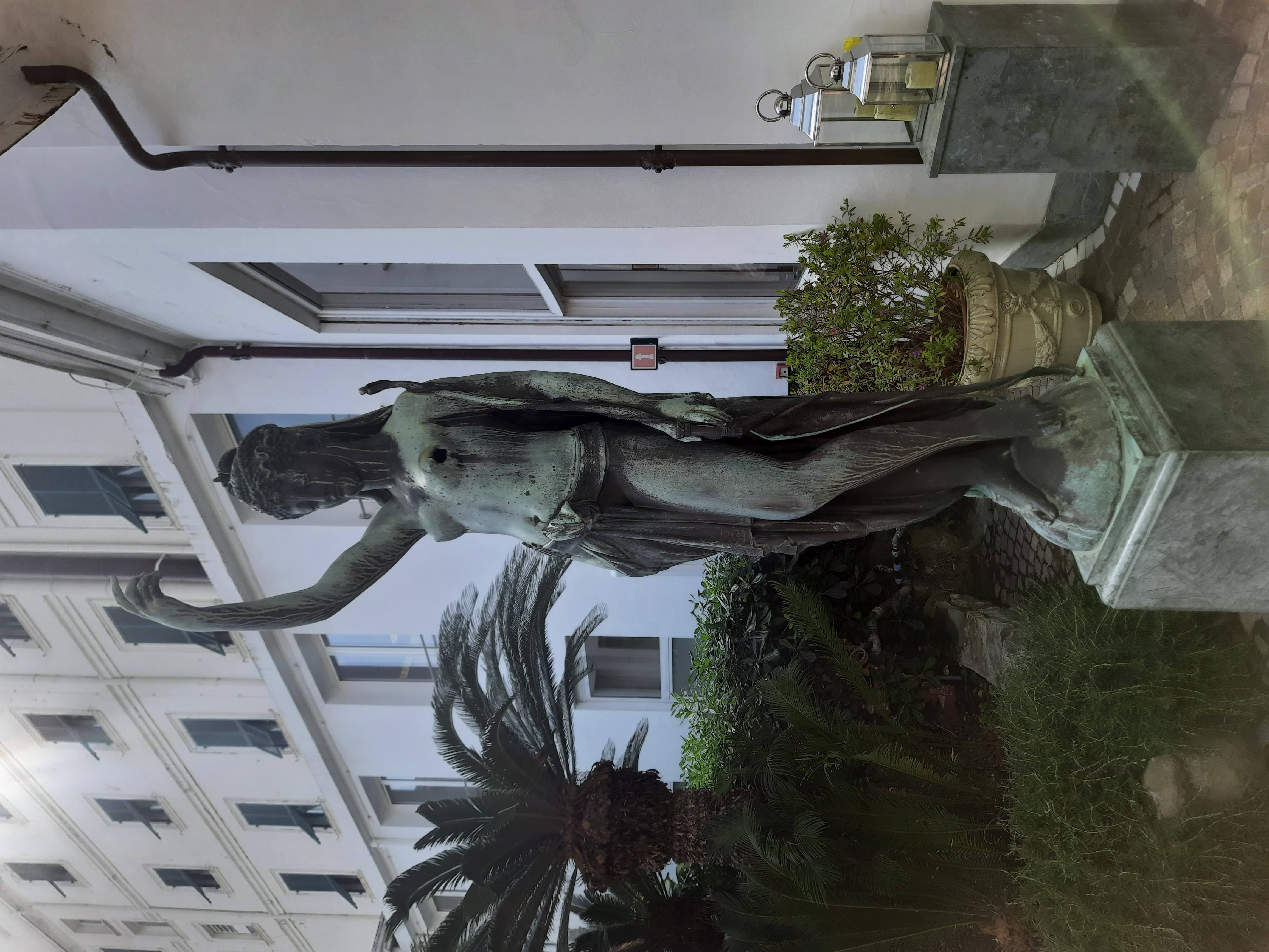 Royal Hotel Sanremo Statua all'ingresso - Siteinspection.it